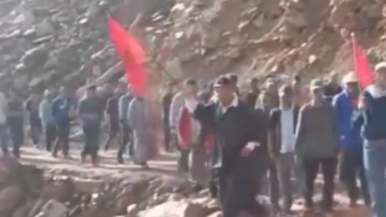 بعد ايت بوكماز… ساكنة دوار “الموضع” بجبال أزيلال تخرج في مسيرة على الأقدام نحو عمالة أزيلال وتطالب بالتنمية وفك العزلة ورفع التهميش