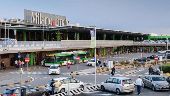 فيهم الانسانية … أربع إيطاليات ينظمن وقفة بمطار ميلانو ويحاولن منع ترحيل مهاجر مغربي إلى الدار البيضاء والشرطة توقفهن!