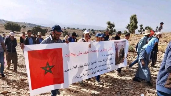 عاجل وموسم المسيرات وبعد ايت بوكماز… مسيرة احتجاجية نحو عمالة أزيلال لساكنة مجموعة من دواوير ايت امحمد للمطالبة بفك العزلة وتوفير شبكة الأنترنت