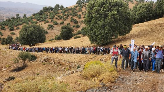 عاجل وباقين متشبتين بحقوقهم…  ساكنة آيت بوكماز تواصل مسيرتها الاحتجاجية نحو عمالة أزيلال بعد المبيت بآيت محمد والسلطات تفتح معهم الحوار