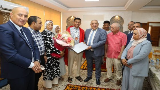 عامل خنيفرة يخصص استقبالا رسميا للتلميذ حمزة عشاق بمقر العمالة إقليم خنيفرة احتفاء بتفوقه الدراسي