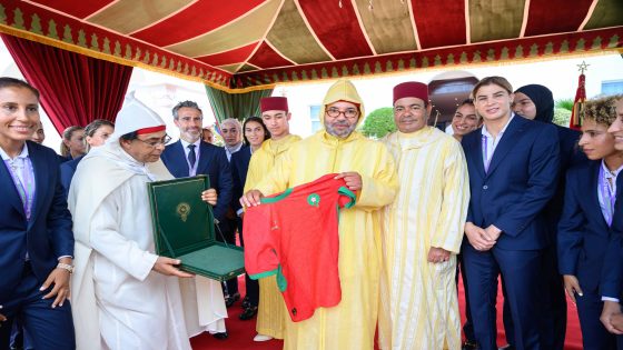جلالة الملك يترأس حفل الاستقبال والفريق النسوي لكرة القدم يسلم عليه ويهديه القميص الرسمي
