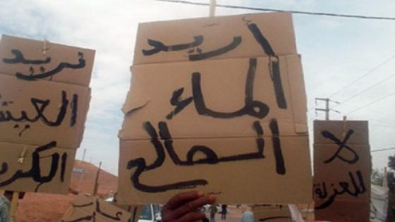 تقادا صبرهم وراه حتى المناطق الحضرية مضرورة!… ساكنة حي أوربيع ببني ملال تخرج نساء ورجالا شيوخا وأطفالا في مسيرة احتجاجية مشيا على الأقدام ويطالبون والي الجهة بفك العزلة ورفع التهميش