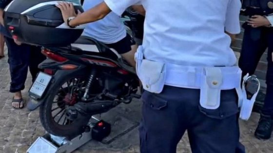 عااجل وصحاب الموطورات ردو بالكم… الحملة ديال قياس السرعة بدات فبني ملال والبوليس دايرين باراجات متنقلة وحجزو مجموعة من الموطورات المعدلة