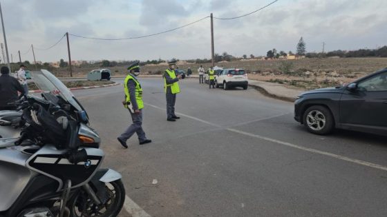 هدي مزيانة … الجدارمية تجندو باش ما يكونش الاختناق ديال المرور فالسيارات والشاحنات فالسوق الاسبوعي أولاد مبارك لي تايعرف اقبال كثيف للزوار من مختلف المدن