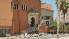 خاص الخدمة تكون نقية!… “الردم” ديال الدروج الجامع لي هدمو فحي الشرف فبني ملال داير عرقلة للراجلين و للمصلين