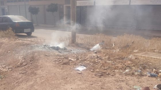 هدشي ماشي معقول… حرق عشوائي لنفايات جنبات الطريق يزعج ساكنة حي سيدي الحضري بسوق السبت