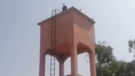 عاجل والسلامة وهدشي بحال الواقعة ديال ولاد يوسف .. واحد  الشاب بسوق السبت بغا يلوح راسو من فوق “شاطو” ديال الما و تدخل السلطات والأمن والوقاية المدنية
