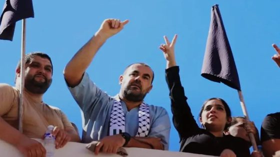 بوادر الانفراج… الزفزافي من فوق منزله يوجه ضربة قاضية لأعداء الوطن ويوجه رسالة قوية للانفصاليين بالجزاير ويقول :”وجودي بين أهلي وساكنة مدينتي هو انتصار للوطن، والوطن ليس الريف وحده، وإنما كل ربوع المغرب من الصحراء إلى الشمال، ومن الشرق إلى الغرب.”