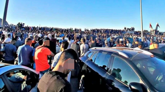 هدو هما لي تايسيؤو للنضال والمناضلين… متهورون يرشقون بالحجارة رجال الدرك والامن والقوات المساعدة لي حضرو فالجنازة ديال أب الزفزافي والعائلة ديال ناصر استنكرو هد السلوكات والاعتداءات الصبيانية