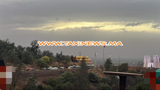 عرقلة كبيرة فهاد الطريق… اختناق مروري قرب قصر عين أسردون بسبب الوقوف العشوائي للسيارات ومطالب بتدخل أمني