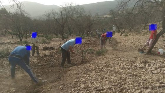 شوفو التهميش التنموي بعمالة أزيلال ومجلس الجهة.. ساكنة دواوير ببني عياط تشق الطريق بأيديها في غياب المنتخبين وعلى رأسهم رئيس المجلس الاقليمي و ابن الجبل عادل براكات رئيس الجهة