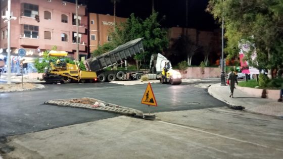 عاجل … تزفيت مدارة تمكنونت ببني ملال في وقت الدروة وقطع جميع الطرقات المؤدية إليها واختناق كبير في حركة المرور والسائقون يشتكون :” علاش ما يقوموش بالاشغال مع لفجر لي تاتكون دنيا خاوية”