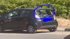 عاجل وها لي مابغيناش… واحد المهاجر إفريقي فبني ملال هز حجرة كبيرة وهرس بها بشكل مفاجئ الزاج ديال طوموبيل واقفة ومواطنون عيطو للبوليس