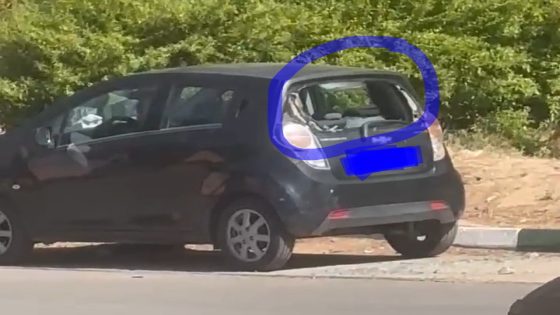 عاجل وها لي مابغيناش… واحد المهاجر إفريقي فبني ملال هز حجرة كبيرة وهرس بها بشكل مفاجئ الزاج ديال طوموبيل واقفة ومواطنون عيطو للبوليس