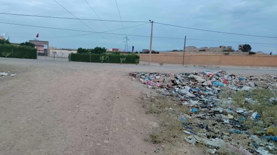 سكان بأولاد أمراح يشتكون من انتشار النفايات والروائح الكريهة ويطالبون المسؤولين بالتدخل  