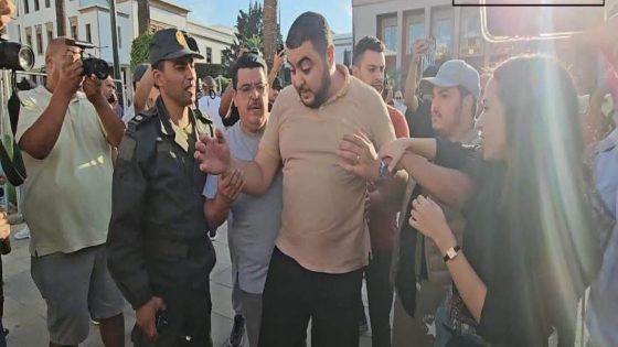 القوات العمومية تفرق وقفة احتجاجية أمام البرلمان وتوقف المحامي والناشط الحقوقي فاروق المهداوي وعضوين من الجمعية المغربية لحقوق الإنسان و شبيبة فيدرالية اليسار الديمقراطي