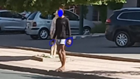 عاجل ويالطيف وفلتنا من فاجعة… واحد المختل عقلي هاز الحجر وقرعة الزاج مهرسة و تايجري على العيالات لي تايتسناو الطوبيس فبني ملال