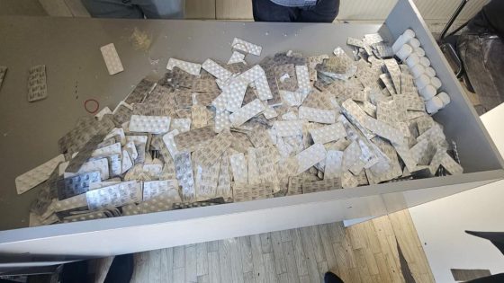 شوفو على حصلة!… البوليس شدو واحد المهاجر مغربي مهرب فطوموبيلو كمية هائلة من القرقوبي ومخبيها فلعب الأطفال بطريقة احترافية
