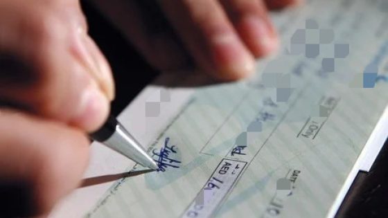 الحكومة تعلن عن مصادقتها على قانون في صالح الأشخاص المتعاملين بالشيكات في معاملاتهم التجارية
