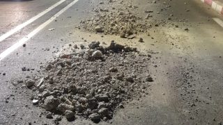 عااجل وياربي السلامة … حفرة خطيرة وسط طريق “الفريكو” ببني ملال تهدد سلامة السائقين وتكاد تتسبب في انقلاب سيارة ومواطنون يناشدون الجماعة =صورة=
