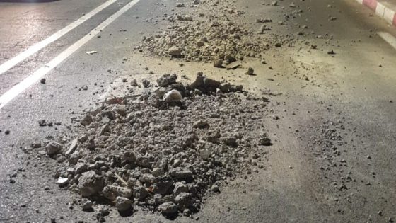 عااجل وياربي السلامة … حفرة خطيرة وسط طريق “الفريكو” ببني ملال تهدد سلامة السائقين وتكاد تتسبب في انقلاب سيارة ومواطنون يناشدون الجماعة =صورة=