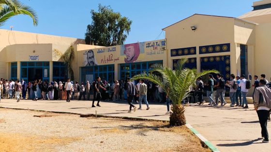 عاجل… طلبة بني ملال ينظمون مسيرة احتجاجية للمطالبة بإلغاء قانون 59.24 وقرار التوقيت الميسر ويعتبرونه ضربا لمجانية التعليم ويطالبون بفتح آفاق جديدة داخل جامعة السلطان مولاي سليمان