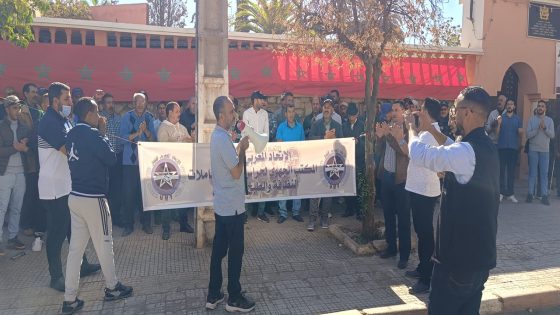 عاجل ومن حقهم وبحضور قيادات نقابية بينهم الكاتب الجهوي جمال وزين … “السيكيرتي” ديال مؤسسات التعليم ببني ملال نظمو وقفة احتجاجية قدام مديرية التعليم وتايطالبو بالاجور الشهرية ديالهم