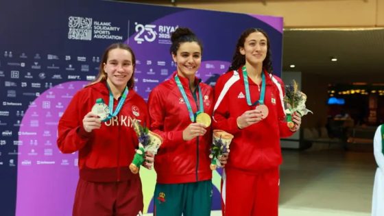 السباحة المغربية إيمان هدى البارودي تهدي المغرب أولى ذهبياته في ألعاب التضامن الإسلامي بالرياض