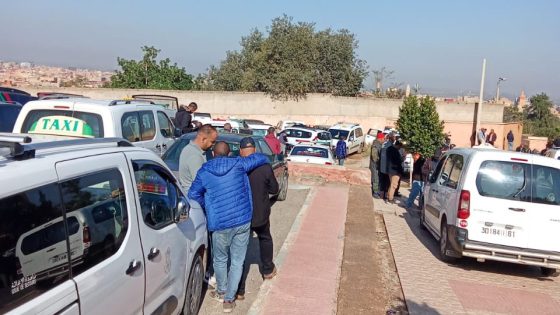 عاجل… مهنيو الطاكسيات الكبيرة ببني ملال يرفعون احتجاجهم من أمام العمالة بعد تدخل والي الجهة