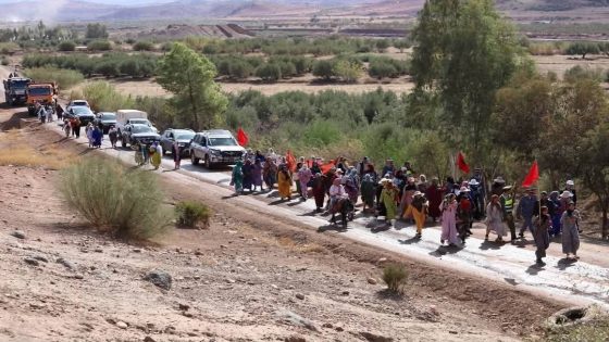 نساء تلحيانت ينتفضن ضد العطش والعزلة ومسيرة الغضب تصل إلى عامل خنيفرة!