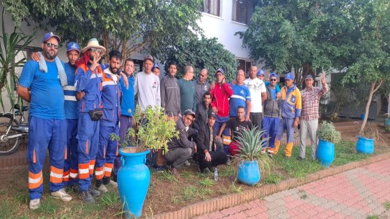 عاجل… عمال النظافة يحتجون ويعتصمون بجماعة بني ملال ويطالبون بأجورهم الشهرية