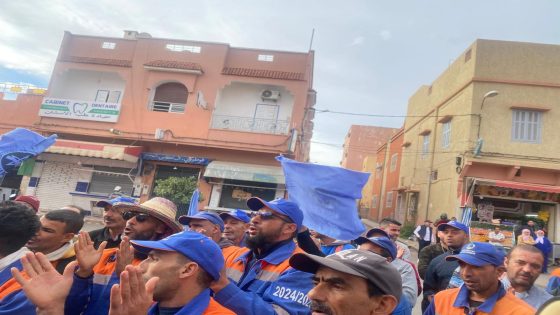 بعد احتجاجهم… باشا بني ملال دار اجتماع مع الجماعة ونقابة عمال النظافة وحلو مشكل تأخر أجور العمال وغادي يلتازمو بالوقت فكل شهر