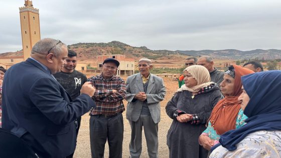 عاجل وها المسؤولين لي بغينا… عامل خنيفرة يتدخل ميدانيا ومشا يتحاور بنفسو مع نساء تالحيانت لي حتجو على العزلة وتدهور الطرق