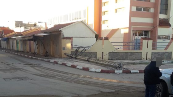 عاجل وياربي السلامة… سقوط عمود كهربائي على سور القاعة المغطاة بمريرت إثر اصطدام قوي مع شاحنة كبيرة