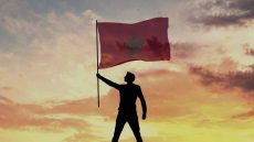 غادي يشوفوها حتى صحاب السبليون والتكلفة ديالها فوق 100 مليون سنتيم… راية مغربية الأكبر و الأولى من نوعها تزين سماء طنجة فوق كورنيش المدينة