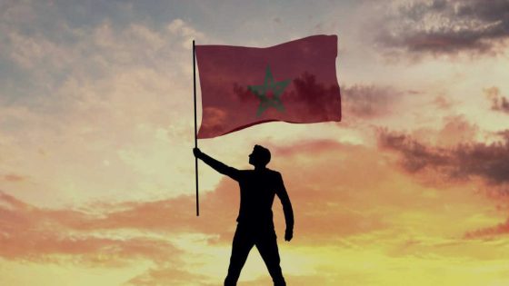 غادي يشوفوها حتى صحاب السبليون والتكلفة ديالها فوق 100 مليون سنتيم… راية مغربية الأكبر و الأولى من نوعها تزين سماء طنجة فوق كورنيش المدينة