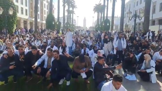 عاجل… أساتذة التعليم الأولي يحتجون أمام البرلمان ويرفعون شعارات قوية ضد الحكومة ووزارة التعليم