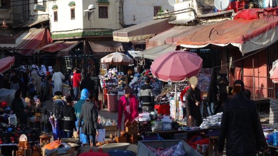 مابقاش الرصيف والناس ولات غاديا فالشارع… تفاقم فوضى احتلال الملك العمومي بسوق السبت والظاهرة تلقي بظلالها على المشهد الحضري وتتحدى هيبة القانون