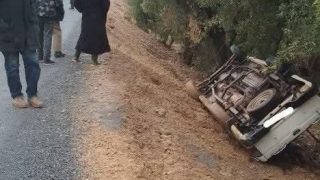 ياربي السلامة والله يشافيه وخاصو العناية… سائق بجماعة أم الربيع يتعرض لإصابة خطيرة في انقلاب “بيكوب” أثناء مهمة فك العزلة ومطالب بتدخل عاجل لعامل خنيفرة