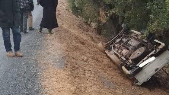 ياربي السلامة والله يشافيه وخاصو العناية… سائق بجماعة أم الربيع يتعرض لإصابة خطيرة في انقلاب “بيكوب” أثناء مهمة فك العزلة ومطالب بتدخل عاجل لعامل خنيفرة