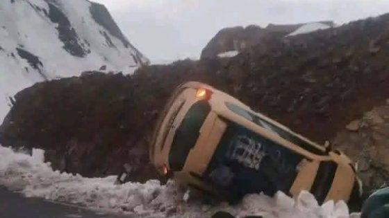 ردو بالكم… حادث انقلاب سيارة أجرة كبيرة بسبب التساقطات الثلجية