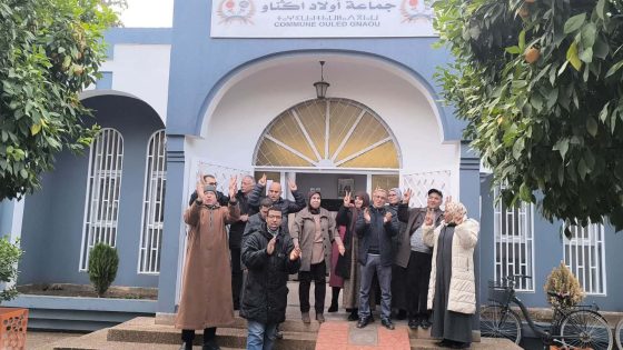 بغاو رزقهم… شغيلة جماعة “أولاد أكناو” بني ملال تنتفض في وقفة إنذارية وتتوعد بالتصعيد بسبب “بلوكاج ” المستحقات