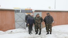 ها العمال ديال القرب من هموم المواطنين… عامل إقليم خنيفرة لابس البذلة العسكرية و يقود جولة ميدانية بالمناطق الجبلية للاطلاع على أوضاع الساكنة وفك العزلة على الدواوير بعد التساقطات الثلجية