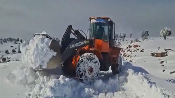 السلطات المحلية بأزيلال تواصل تفك العزلة عن ساكنة الجبل بعد انقطاع الطرق بسبب الثلوج الكثيفة