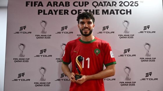 يستاهل… النجم وليد أزارو يتألق ويقود المنتخب المغربي إلى المربع الذهبي في كأس العرب واللجنة تختاره أفضل لاعب في مقابلة المغرب وسوريا