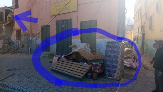 هادي هي الصراحة وخاص تكون الانسانية فاش يخرجو الناس وحوايجهم للزنقة! … مواطنو بني ملال يشتكون من غياب البدائل بعد اخراج أفرشتهم المنزلية و هدم منازلهم الآيلة للسقوط ويناشدون والي الجهة التدخل العاجل