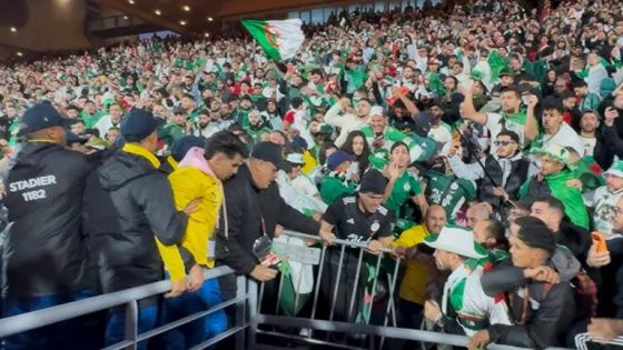 حاشا تكون فيهم الروح الرياضية… الجمهور الجزائري يخلق الفوضى بعد اقصاء منتخبهم من طرف نيجيريا ويرشقون رجال الشرطة بالقنينات ويرمون الحواجز الحديدية