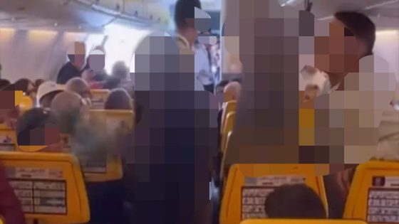 سخونية الراس ترجع بالندامة… مسافرة مغربية تتفوه بكلام خادش للحياء وتعربد وسط طائرة متوجهة لإسبانيا وتدفع قائد الطائرة للهبوط اضطراريا في مطار فاس!