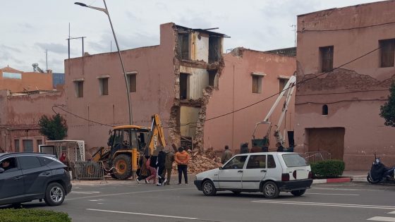 عاجل وراه الطريقة باش تاتهدمو فيها مغامرة!… ثوان بعد مغادرة عامل الهدم سقف المنزل حتى انهار الجزء الأمامي كاملا وبشكل مفاجئ